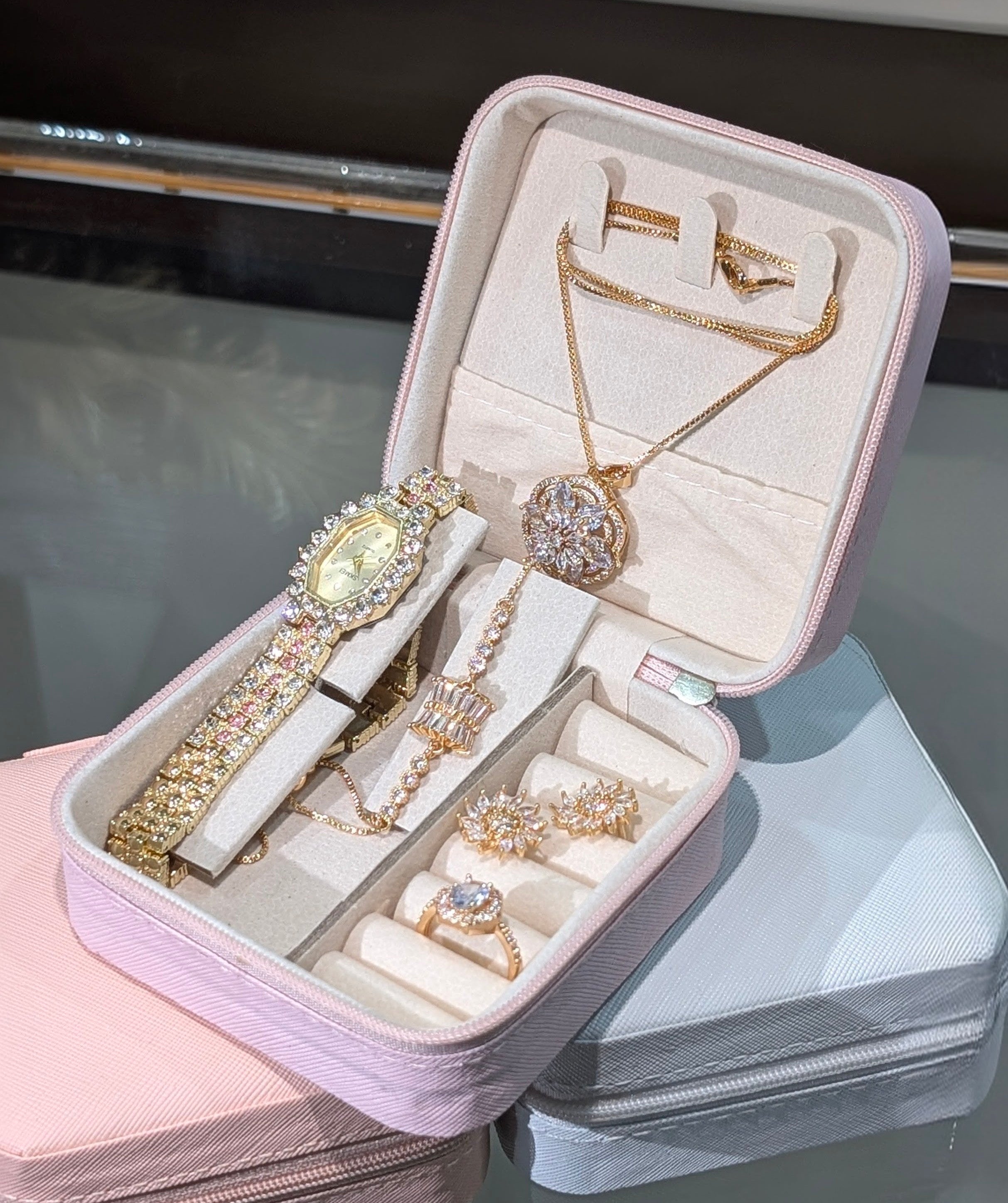 Luxury Women’s Jewelry Gift Set with Crystal Watch, Necklace & Rings – Elegant Gold-Tone Collection