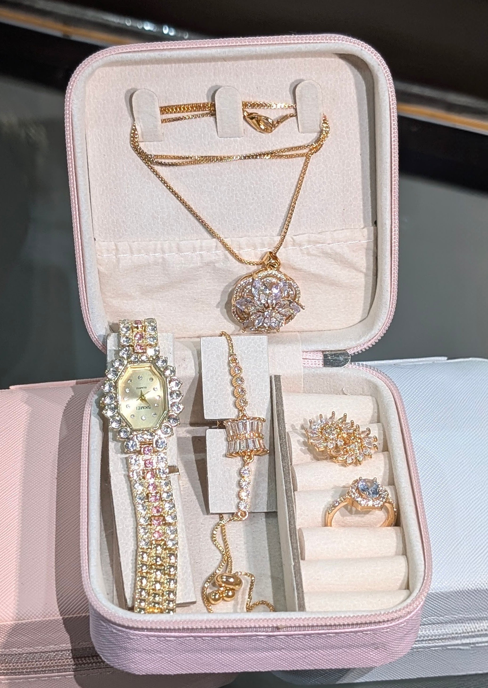 Luxury Women’s Jewelry Gift Set with Crystal Watch, Necklace & Rings – Elegant Gold-Tone Collection